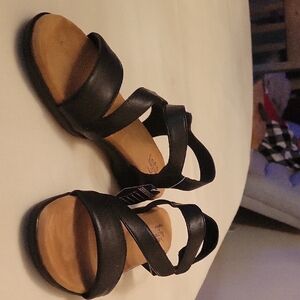 Chic Black Cross-Strap Sandals